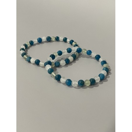 Bracelet Le Chat Ailé en apatite bleue, jade blanc et préhnite – existe en 19 cm et 21 cm de longueur.