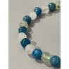 Détail des perles en apatite bleue, jade blanc et préhnite du bracelet Le Chat Ailé.