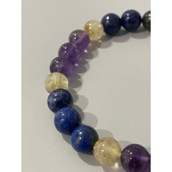 Détail des perles en améthyste, citrine et lapis-lazuli du bracelet Le Secret du Trône.