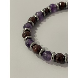 Détail du grenat, de l'améthyste et des rondelles en acier inoxydable du bracelet La Dame de Grenat.