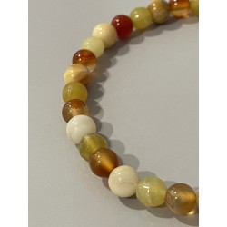 Détail de l'opale jaune, de l'agate crazy lace et de la cornaline du bracelet Les Encens Impériaux.
