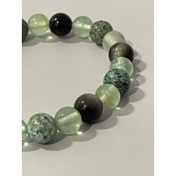 Détail de l'obsidienne argentée, de la fluorine verte et de la turquoise d'Afrique du bracelet Les Poisons de la Cour.