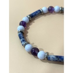 Détail de la sodalite, de la calcédoine bleue et de l'améthyste du bracelet L'éclat de Cristal.