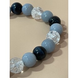 Détail de l'angélite, du cristal de roche craquelé et de l'œil de faucon composant le bracelet Le Sculpteur de Glace.