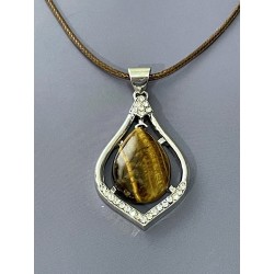 Pendentif en œil de tigre monté sur un cordon en coton ciré teinte café.