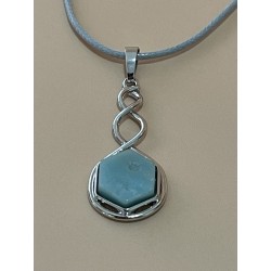 Pendentif en amazonite monté sur un cordon en coton ciré gris clair.