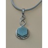Pendentif en amazonite monté sur un cordon en coton ciré gris clair.
