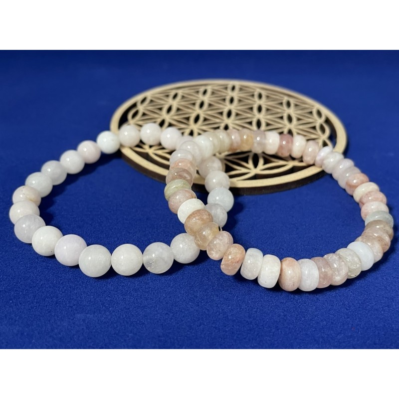 Bracelet en morganite en perles 8 mm à gauche, bracelet rondelles 8 mm à droite.